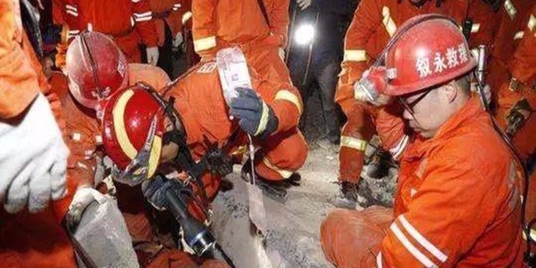 直擊四川瀘州敘永山體滑坡現(xiàn)場：千人徹夜搜救，絕不放棄！